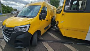 Schwerer Unfall in Stuttgart-Wangen: Transporter stößt mit Stadtbahn zusammen