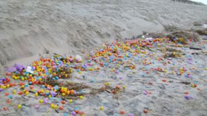 Spielzeugeier und Lego-Steine am Strand