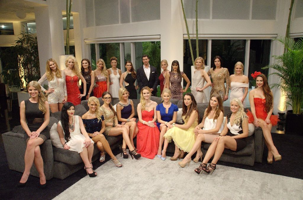 Zu Beginn der Sendung traten 22 Damen an, um den Bachelor für sich zu gewinnen.