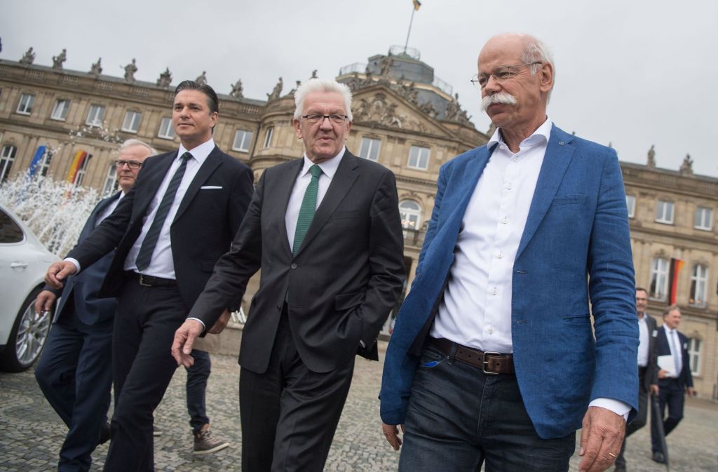 Gemeinsam gehen sie zum Treffen: Daimler-Chef Dieter Zetsche, Ministerpräsident Winfried Kretschmann, Porsche-Finanzvorstand Lutz Meschke und Audi-Produktionsvorstand Hubert Waltl (von rechts).