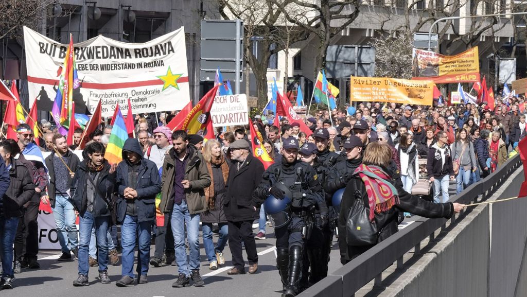 Ostermarsch in Stuttgart: Bunte Menschenmasse  demonstriert  für Frieden