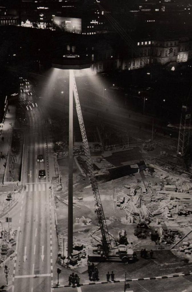 Bauarbeiten im Jahr 1961 für einen neuen Verkehrsknotenpunkt: Der Charlottenplatz wird für Autos und Straßenbahnen mehrfach untertunnelt.