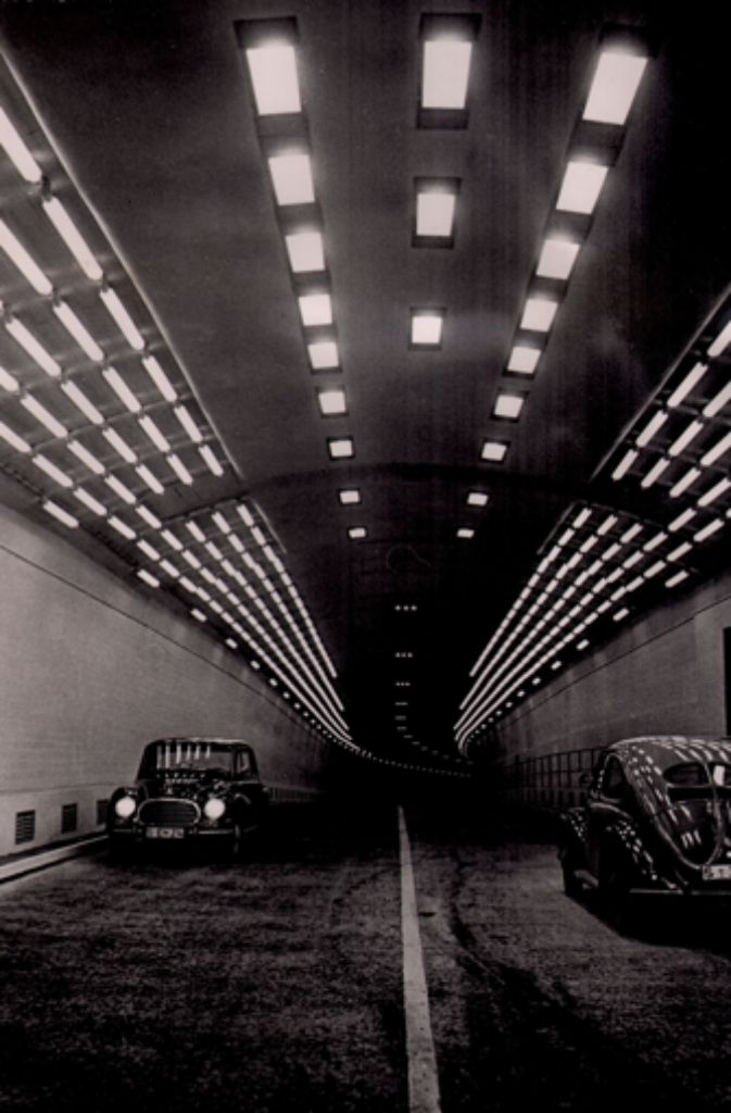 Nach dem Krieg beschloss der Gemeinderat, die Bauarbeiten am Wagenburg-Stollen fortzusetzen. Geplant war, die Südröhre zum Straßentunnel auszubauen, um vor allem für Lastwagen eine kurze Verbindung zum neu eröffneten Hafen und zum Großmarkt zu schaffen.