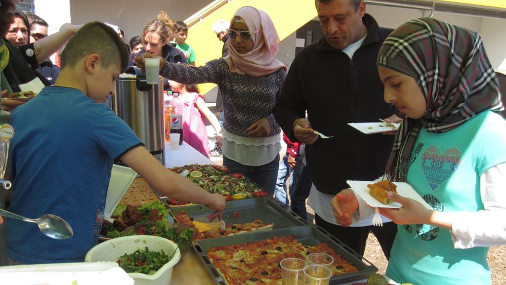 Flüchtlingsunterkunft in Stuttgart-Feuerbach: Feiern zwischen Bellni und Apfelkuchen