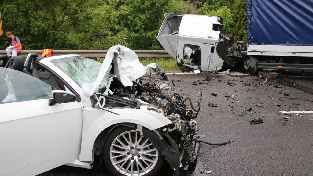 Baden-Württemberg: Tödlicher Crash mit Audi-Fahrer und Lkw