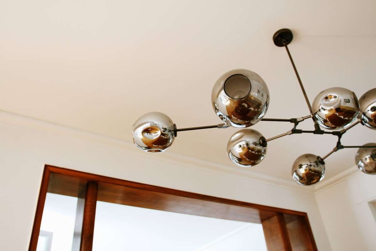 Ein besonderes Highlight im Esszimmer ist die modulare Lampe von Lindsey Adelman “Branching Bubble”.