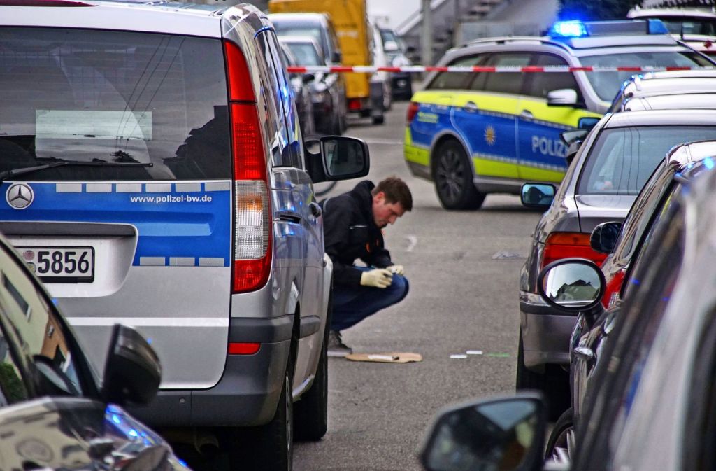 Spurensicherung am Tatort: In der Karl-Pfaff-Straße hatte ein Polizist Schüsse abgegeben.