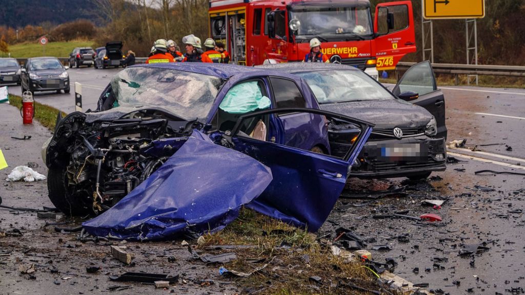 Schwerer Unfall im Zollernalbkreis: Frau stirbt nach Crash auf Bundesstraße