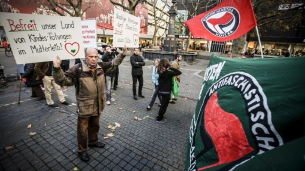 Abtreibungsklinik Stapf in Stuttgart: Gegner-Demo vor dem Rathaus stößt auf Gegenwehr