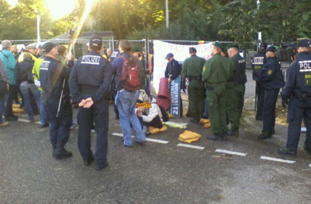 Rund 200 Demonstranten blockierten am Morgen die Zufahrt zum Grundwassermanagement. Gegen 7.15 Uhr begann die Polizei mit der Räumung.