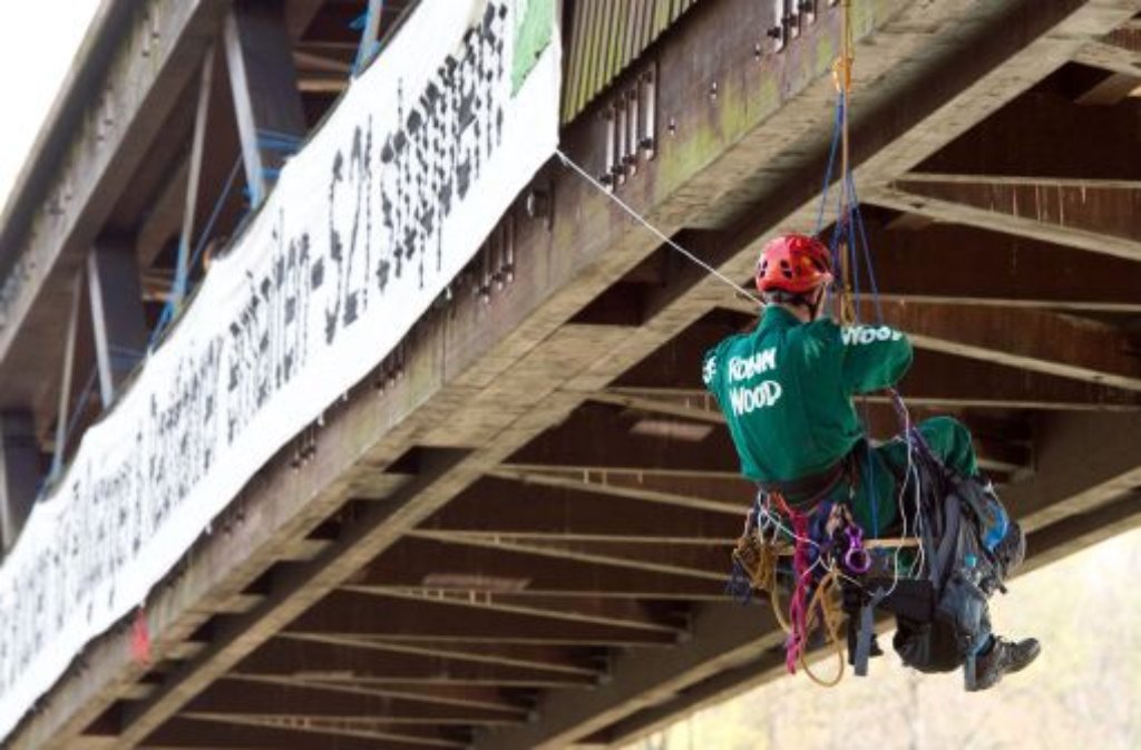 An einer Brücke über den Neckar in Stuttgart spannten Aktivisten ein 35 Meter langes Transparent, auf dem sie auch den Erhalt dreier Fußgängerbrücken forderten.