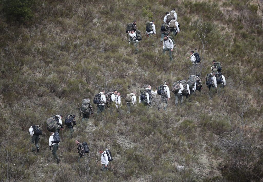 Einsatzkräfte der französischen Gendarmerie suchen in den Alpen nach Überresten der Opfer des abgestürzten Flugzeugs.