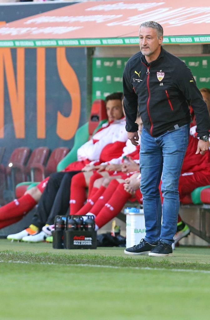 Die Anspannung ist VfB-Trainer Jürgen Kramny anzusehen.