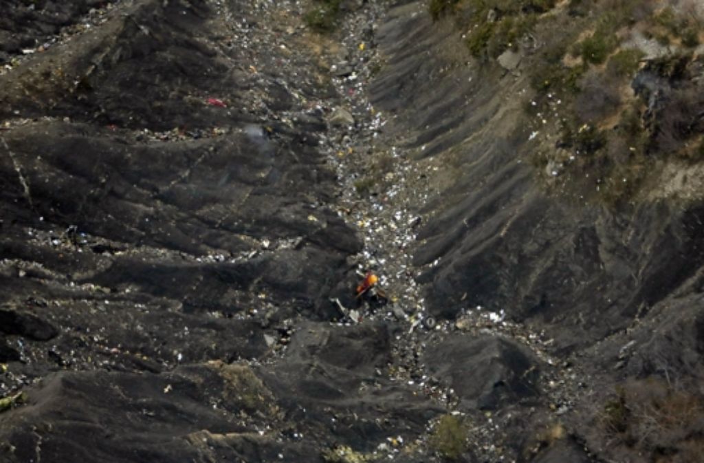 Ein Bild des Grauens zeigt sich an der Absturzstelle. Nach Angaben der Rettungskräfte vor Ort zerschellte das Flugzeug auf 1500 Metern Höhe unter dem Massiv von Estrop im Tal von Blanche.