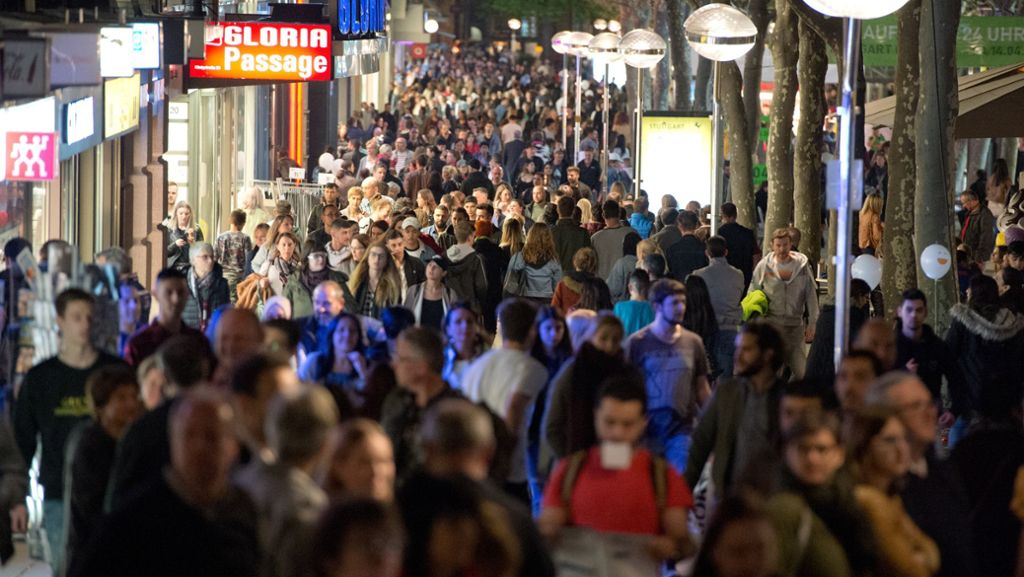 Lange Einkaufsnacht in Stuttgart: Schönes Wetter bringt Kunden in Kauflaune