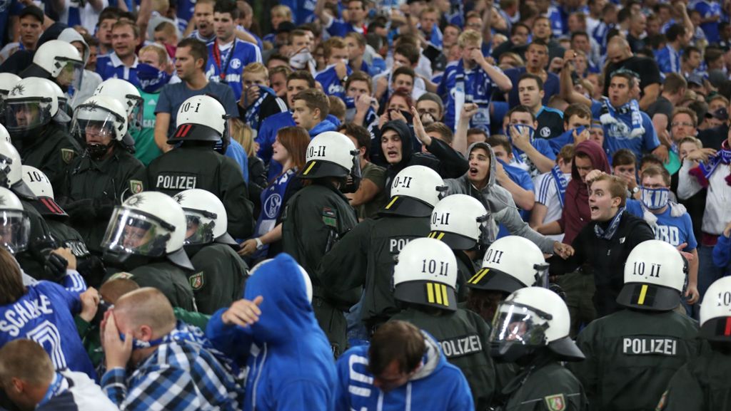 Fußball Europa-League: Schalke-Fans liefern sich Auseinandersetzung mit Polizei