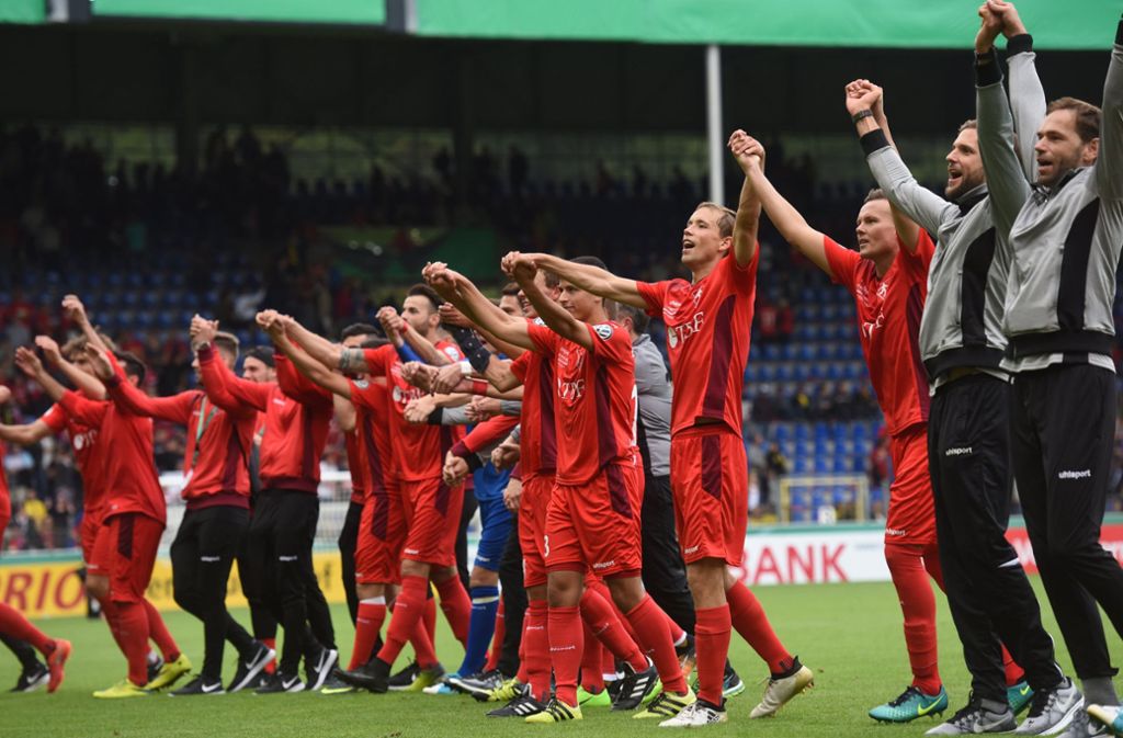Gefeiert wird trotz Niederlage: Die Spieler des FC Rielasingen bedanken sich bei ihren Fans für die Unterstützung.