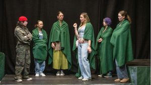 „Mädchenmeute“ im Böblinger Feierraum: Theaternachwuchs inszeniert preisgekröntes Jugendbuch