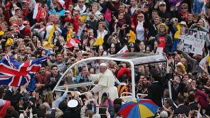 Papst Franziskus spricht Vorgänger heilig