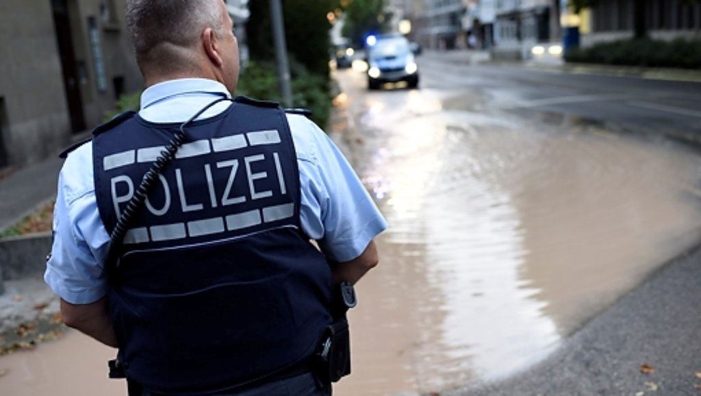 Wasserrohrbruch in Stuttgart-West: Wasser strömt über Rotebühlstraße