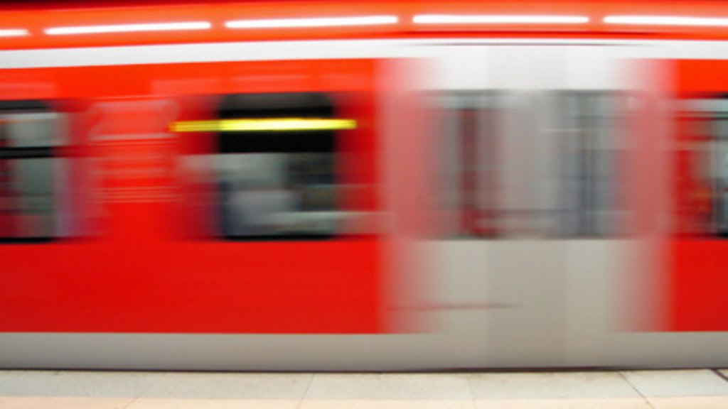 S-Bahn in Stuttgart: Plane auf Gleis führt zu Verspätungen