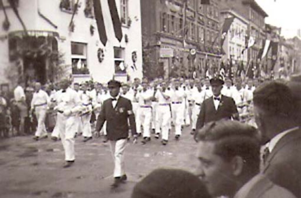 Ein Umzug durch die Stuttgarter Innenstadt beim 15. Deutschen Turnfest im Jahr 1933.