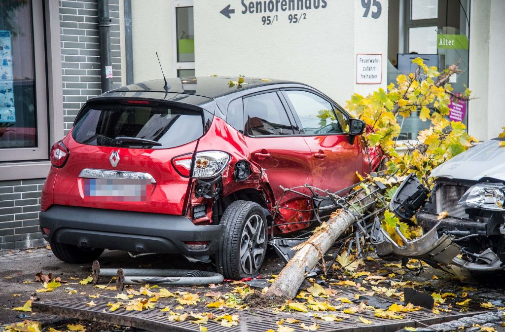 Bei einem Unfall in Fellbach wurden zehn Autos beschädigt.