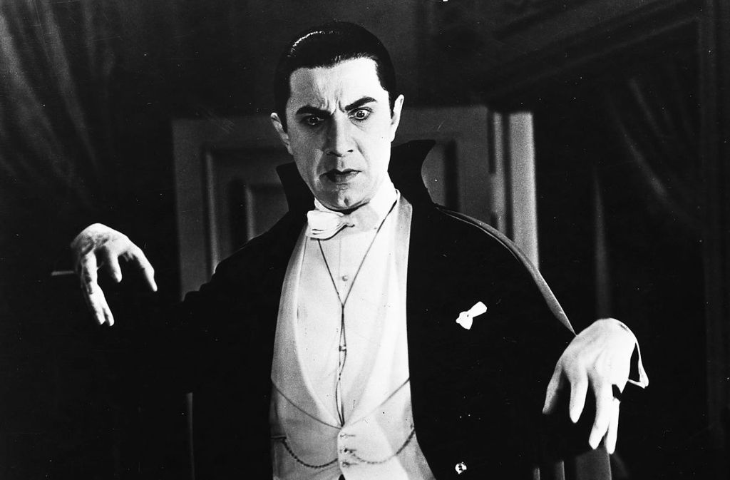19. „Dracula“ (1931) Man könnte zu diesem Film und Blutsauger ganz viel Hollywoodgeschichte erzählen, etwa, wie „Dracula“ von Tod Browning 1931 dem vom Laupheimer Auswanderer Carl Laemmle gegründeten und nun schon etwas angeschlagenen Großstudio Universal ein neues Leben schenkte. Man könnte sich auch auf zwei Worte beschränken: Bela Lugosi. Dieser auf horrornerdige Weise charismatische Schauspieler legt die Schule machende Interpretation von Dracula vor: diese Mischung aus dekadenter Zivilisation und bestialischem Blutdurst. Aber beim Wiedersehen kann man auch entdecken, wie zeitlos schön Browning das Drumherum in Szene gesetzt hat. (DVD/Blu-ray bei Universal)