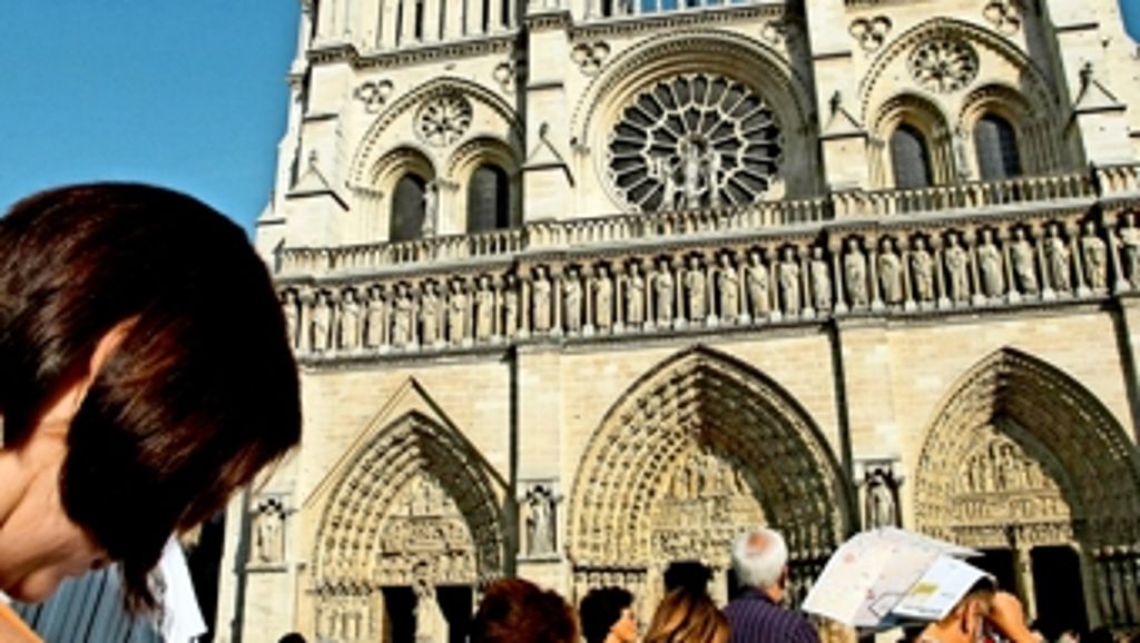 Tourismus in Paris: Anstehen vor Notre-Dame