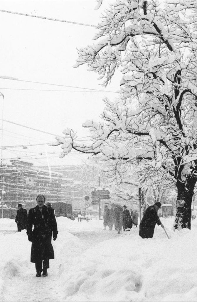 „Schneemassen ersticken den Verkehr Süddeutschlands" - so lautete die Schlagzeile am 8. Februar 1958 auf der Titelseite der Stuttgarter Nachrichten. Hier ein Foto von Thomas Bauer von diesem legendären Februar-Freitag.