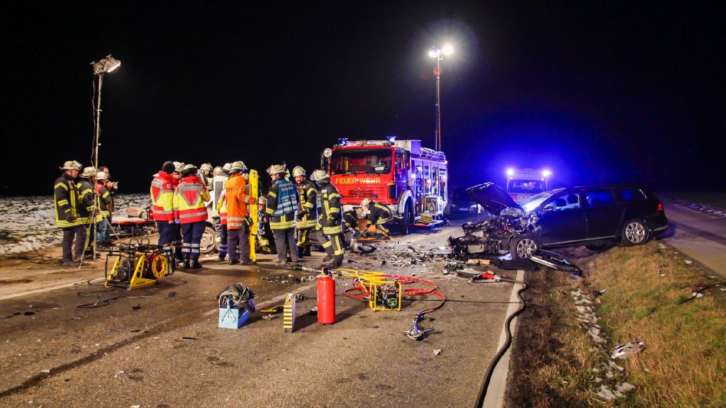 L1115 bei Besigheim: Zwei Schwerverletzte nach missglücktem Überholmanöver