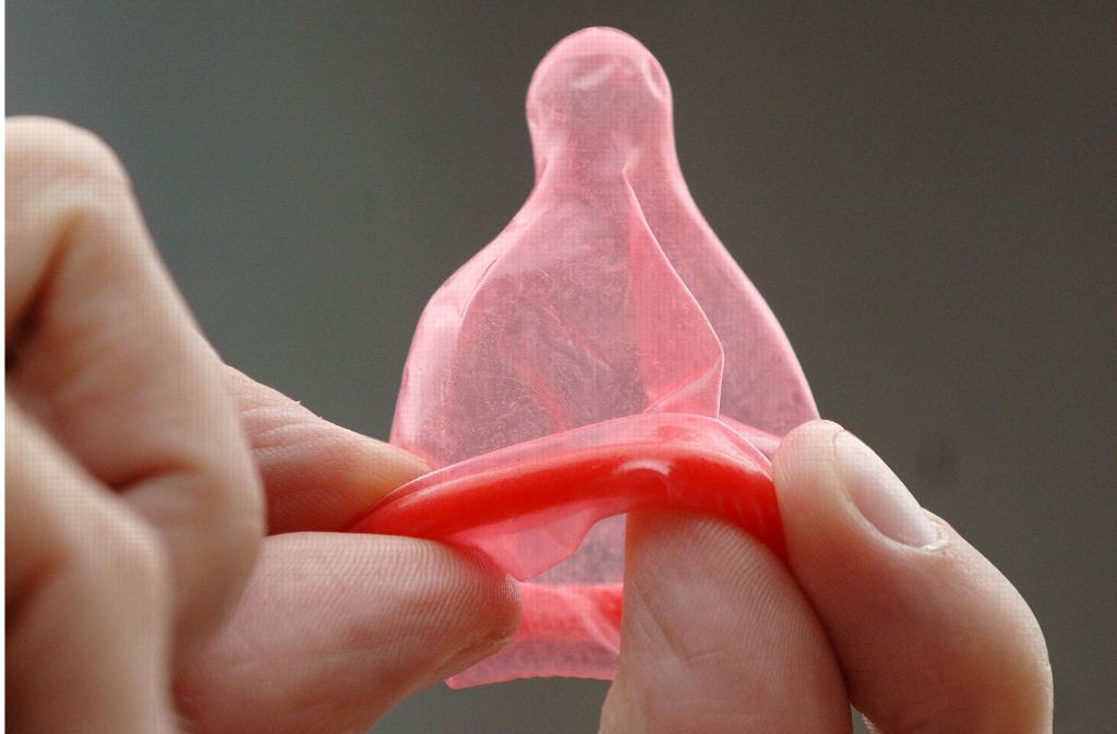 Wandstärke: Die Standarddicke von Kondomen beträgt 0,06 Millimeter. Da die Stärke direkten Einfluss auf das sexuelle Erlebnis hat, bevorzugen manche 0,04 Millimeter dünne Überzieher. Besonders sicher sind Varianten mit 0,1 Millimeter Wandstärke.