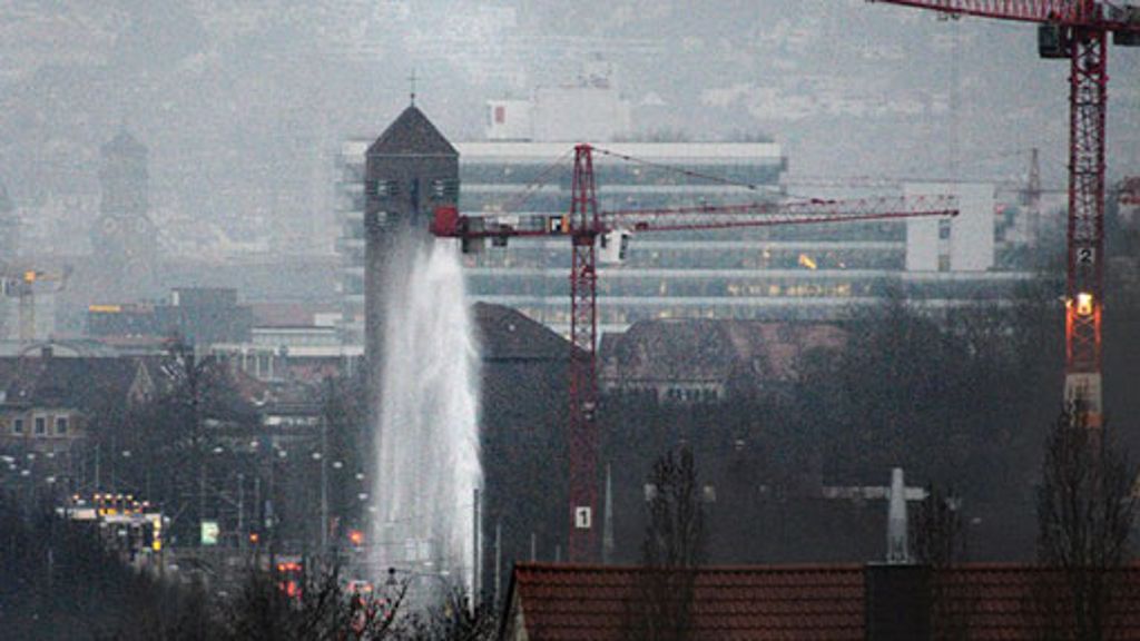 Stuttgart-Nord: Wasser schießt 20 Meter in die Höhe