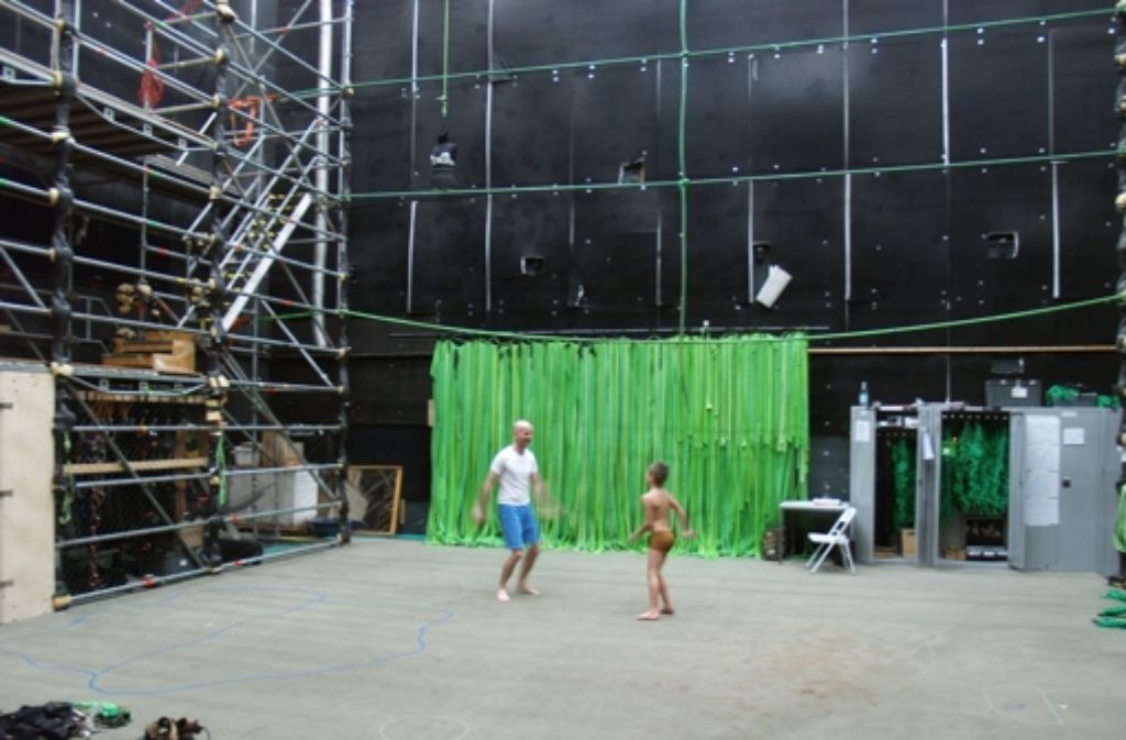 Dafür geht Nick Hamm zusammen mit Thomas Hirschfeld, dem künstlerischen Leiter der Kinderdarsteller, in den sogenannten Rig Junior. Die Technik entspricht der auf der Bühne, inklusive Abseilen von der Decken.
