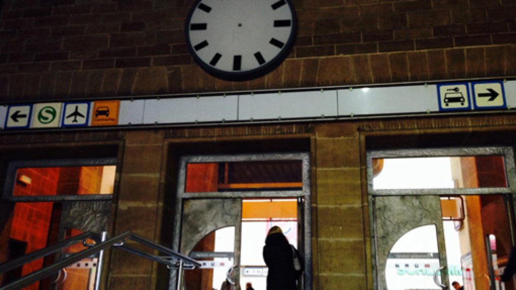 Hauptbahnhof Stuttgart : Wer hat an der Uhr gedreht?