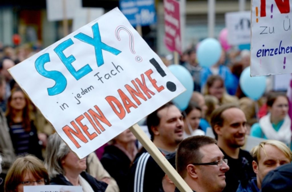 Zum dritten Mal gehen Gegner des grün-roten Bildungsplans am 5. April in Stuttgart auf die Straße. Rund 600 Menschen nehmen laut Polizei an der „Demo für alle“ teil.