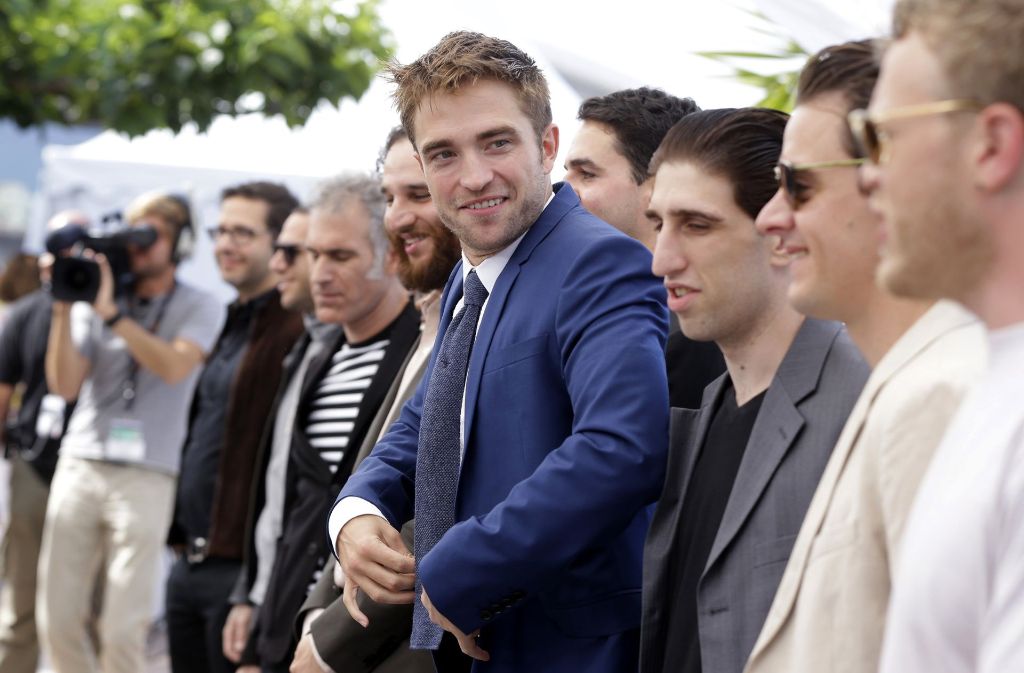 Für die Fotografen rückte Pattinson auch noch einmal den Anzug zurecht.