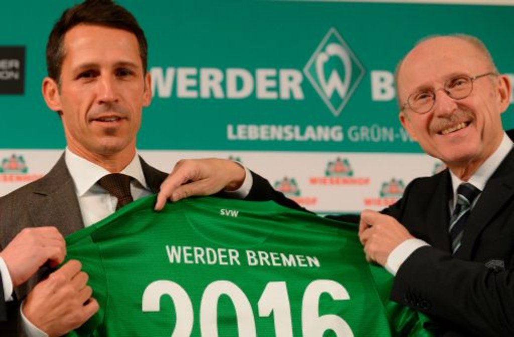 Nach zwei Absagen präsentiert Werder Bremen nun Thomas Eichin (links, bei seiner Vorstellung mit Werder-Aufsichtsratsvorsitzendem Willi Lemke) als neuen Sportchef. Der Ex-Profi ist seit 13 Jahren Geschäftsführer der Kölner Haie im Eishockey. Im Frühjahr tritt er sein Amt beim SVW an.
