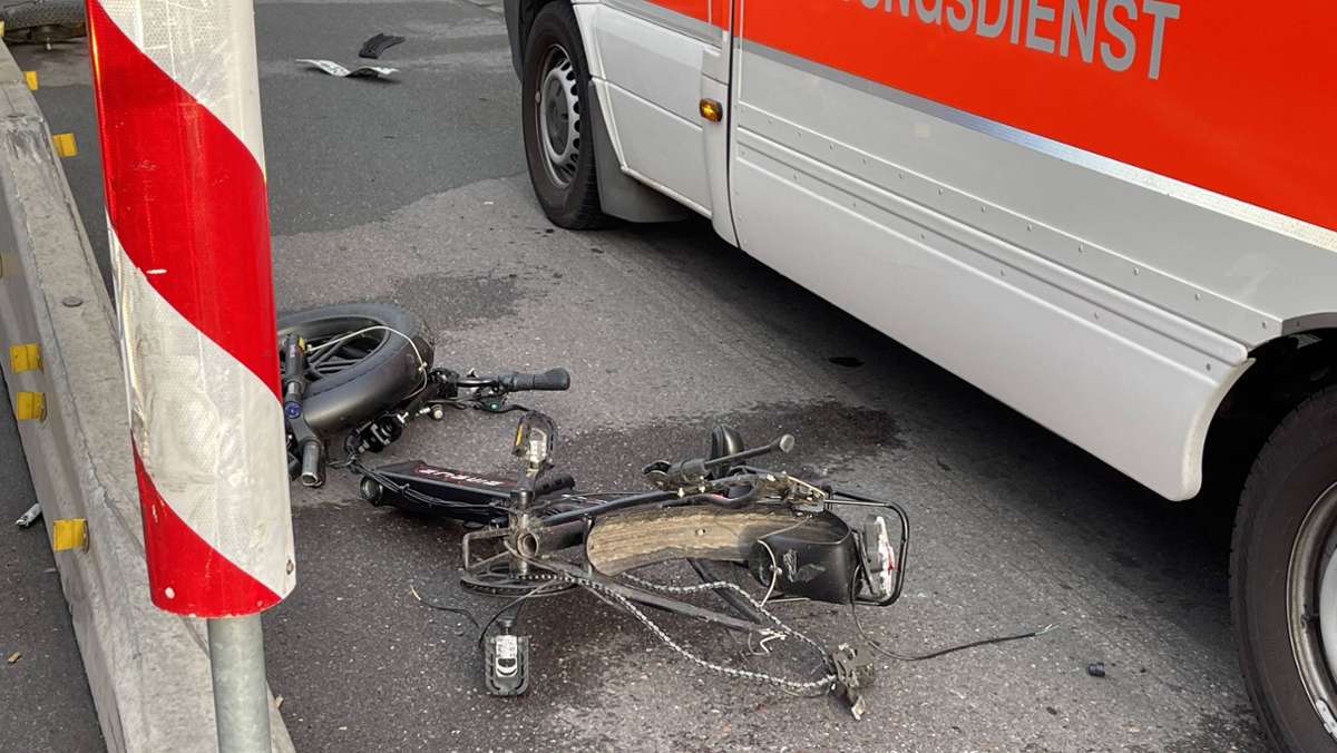 Unfall in Stuttgart-Mitte: 14-Jähriger kollidiert mit Rettungswagen
