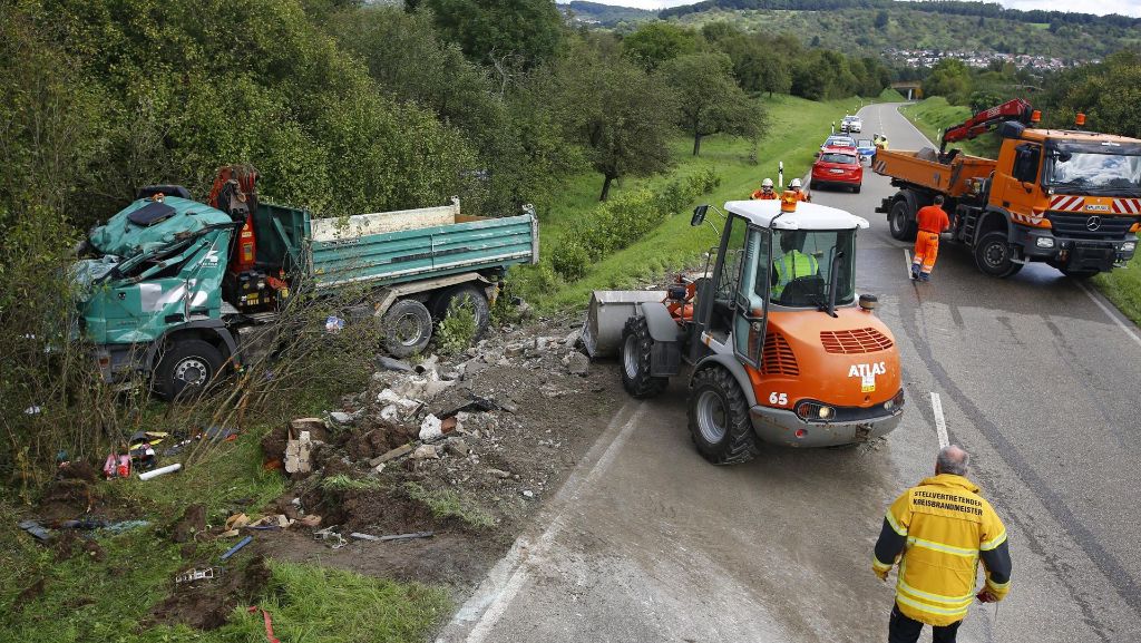 Spektakulärer Unfall in Winnenden: Lastwagen überschlägt sich