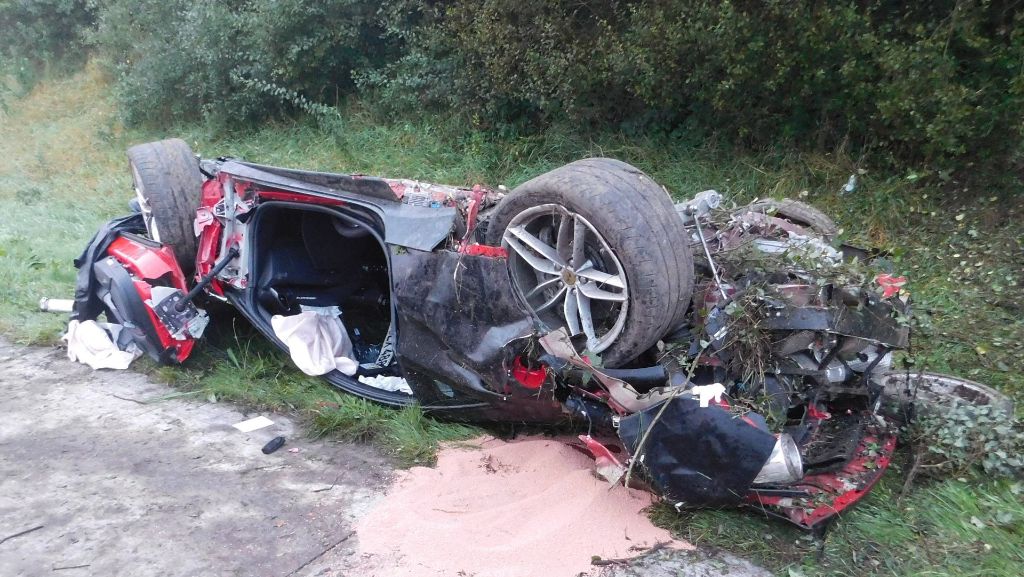 Unfall auf der A7: Ferrari überschlägt sich bei Verfolgungsjagd mit Polizei