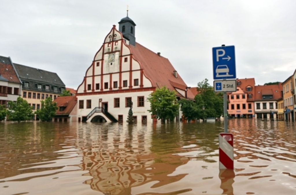 Der vom Hochwasser der Mulde überflutete Marktplatz mit dem Rathaus der Stadt Grimme am 3. Juni 2013.