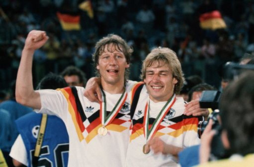 ... der Weltmeisterschaft 1990. Buchwald (links, mit Nationalmannschaftskollege Jürgen Klinsmann als frischgebackene Weltmeister) hatte sich in Beckenbauers Elf mittlerweile ...