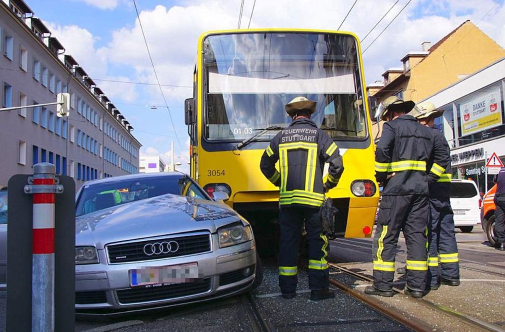 Der Fahrer prallte mit seinem Audi mit der Stadtbahn zusammen.