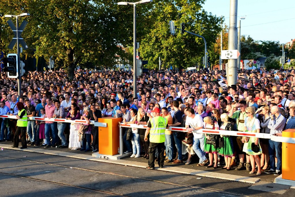 Am Freitagnachmittag musste die Polizei das Cannstatter Volksfest wegen Überfüllung sperren.