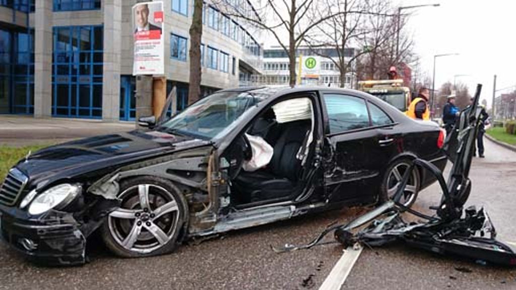 Unfall in Stuttgart-Nord: Mercedes kracht gegen Mast - ein Schwerverletzter