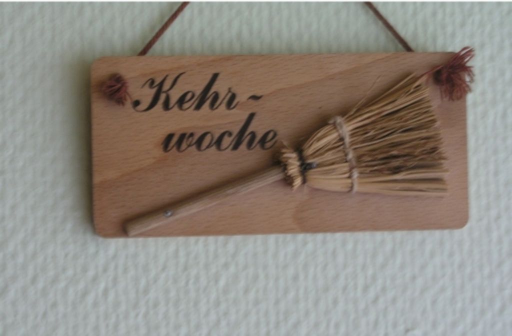 Marianne Radschütz besitzt ein Kehrwochenschild aus Holz.