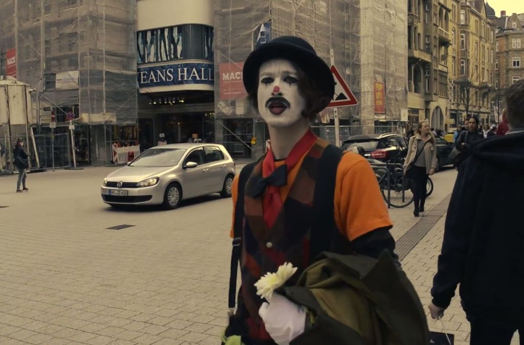 Das neue Jatuna-Video führt einen Clown durch ein fremd gewordenes Stuttgart. Wir finden die Bilder schön und dokumentieren einige der kafkaesken Ort in dieser Bilderstrecke.