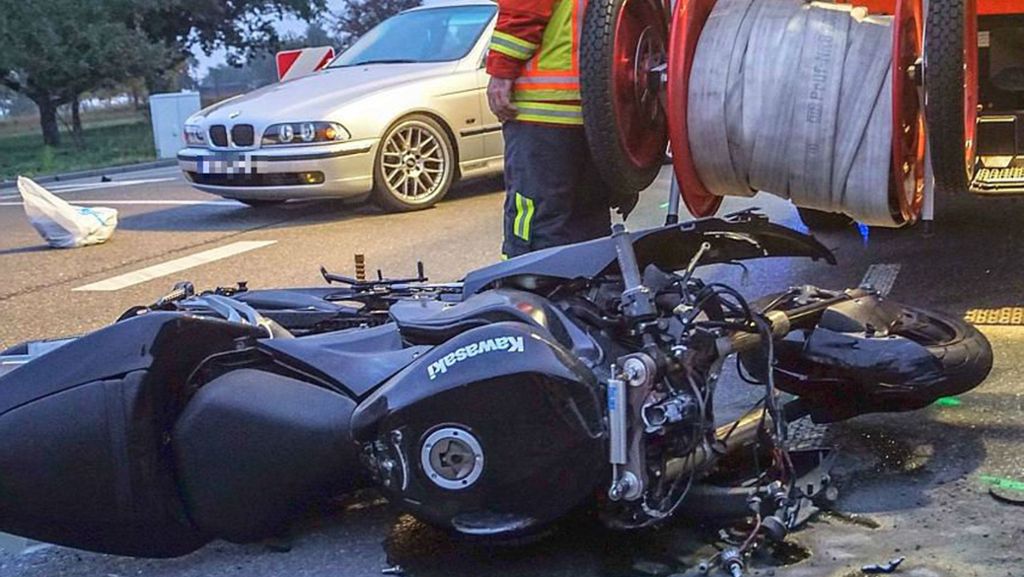 B464 bei Holzgerlingen: Unfall zwischen Motorrad und Pkw – Mann tödlich verletzt
