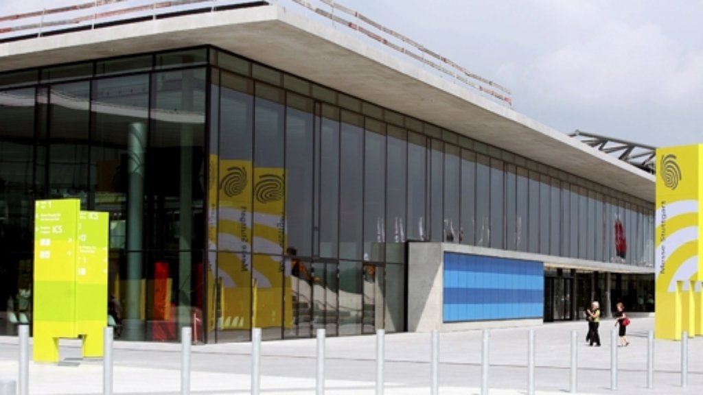Stuttgarter Messehalle: Erste 450 Flüchtlinge eingetroffen